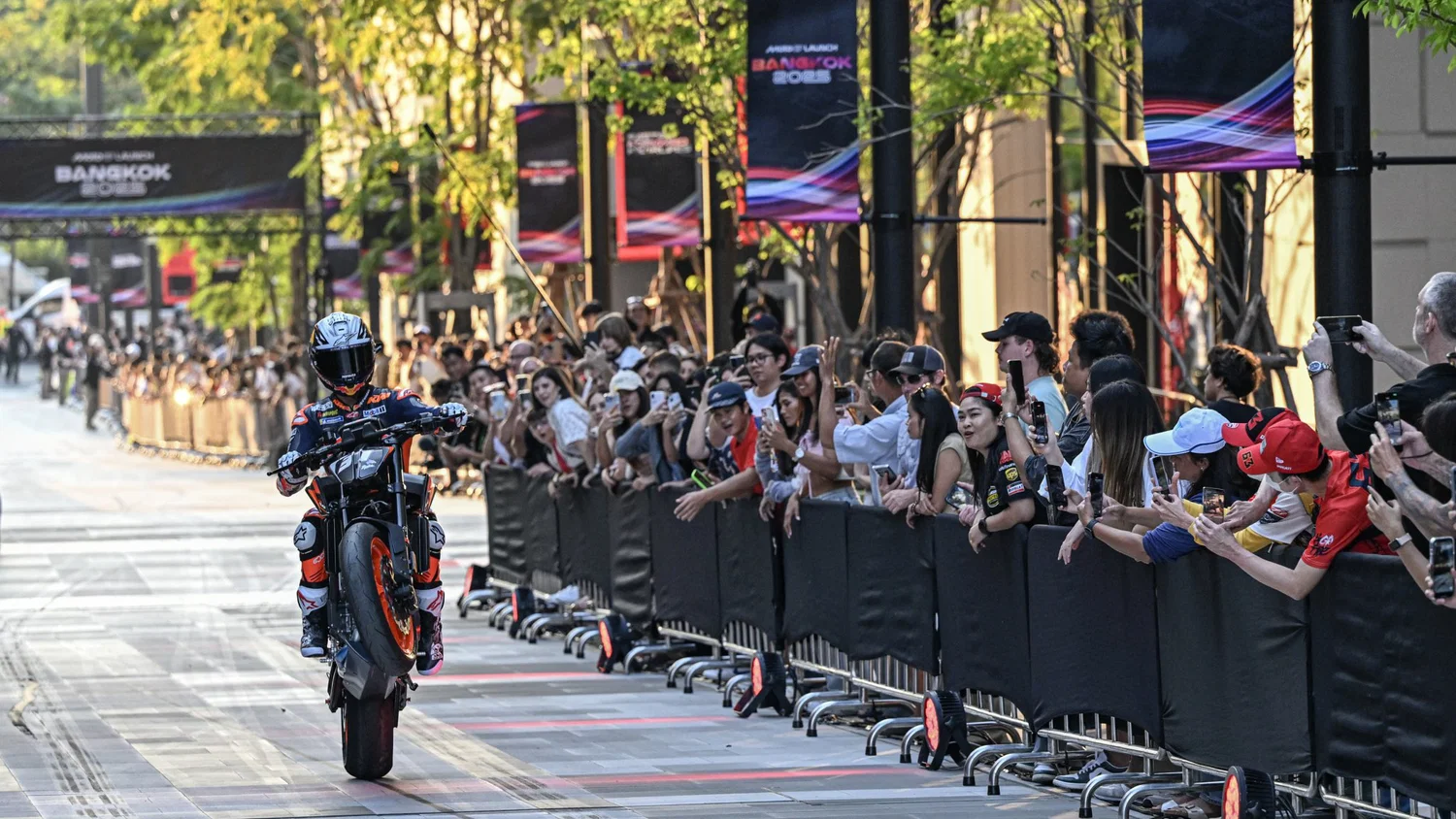 Pedro Acosta parcourt les rues de Bangkok à l'occasion du lancement de la saison 2025 du MotoGP