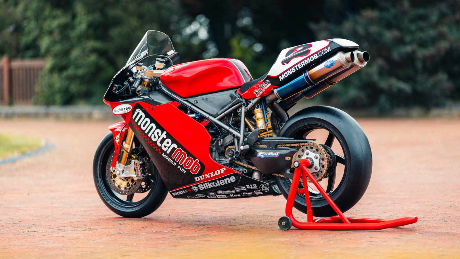 Steve Hislop won the 2002 BSB title with the new Ducati 998RS. Credit: Girardo & Co.