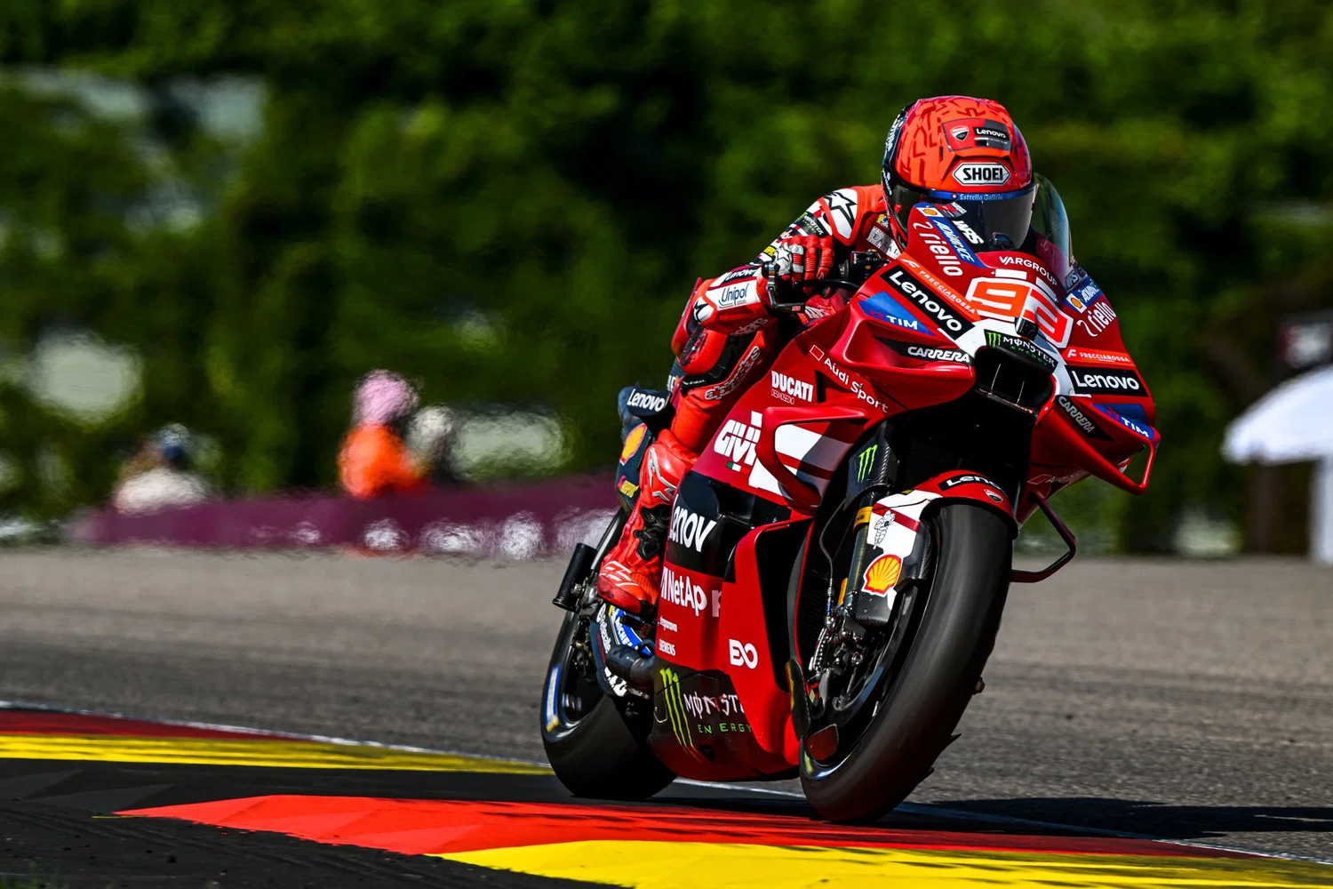 Marc Marquez en action sur le circuit de Sachsenring, en Allemagne, en 2026