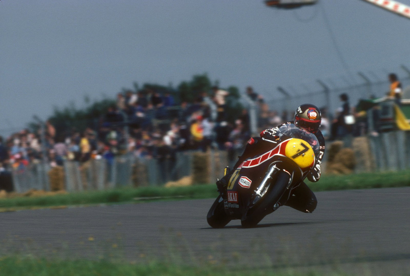 Barry Sheene racing in the world championship. Credit: Gold and Goose.