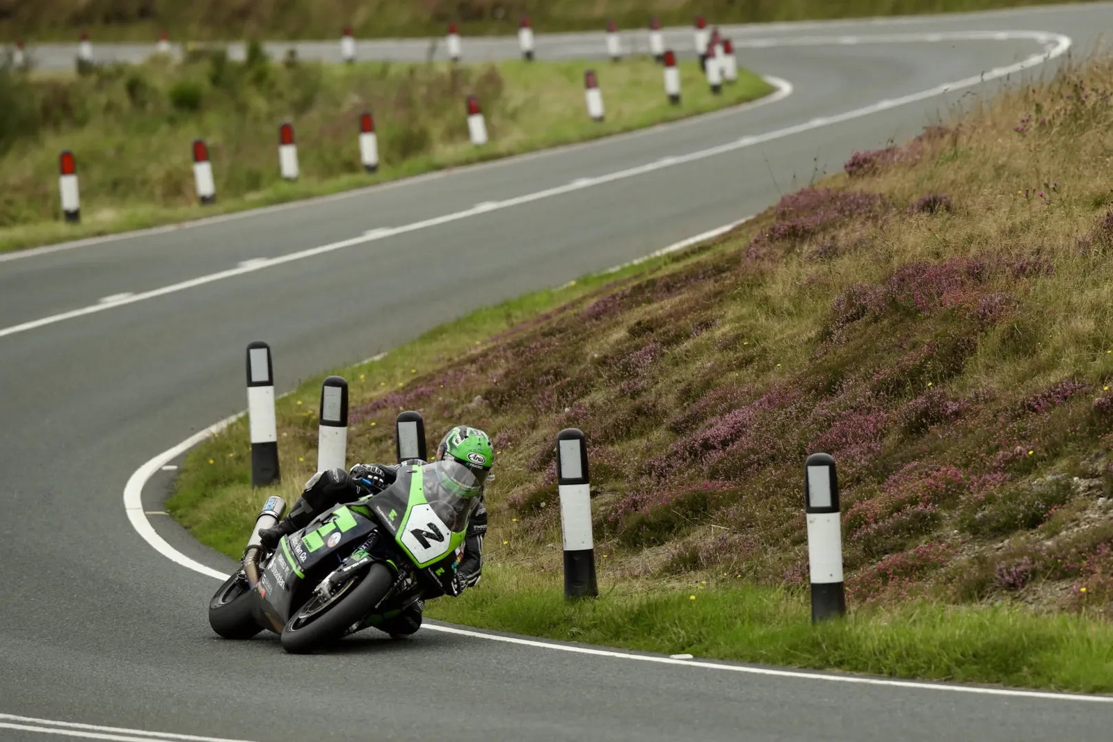 Mike Browne competing in the Formula 1 Classic TT. Credit: Isle of Man TT.