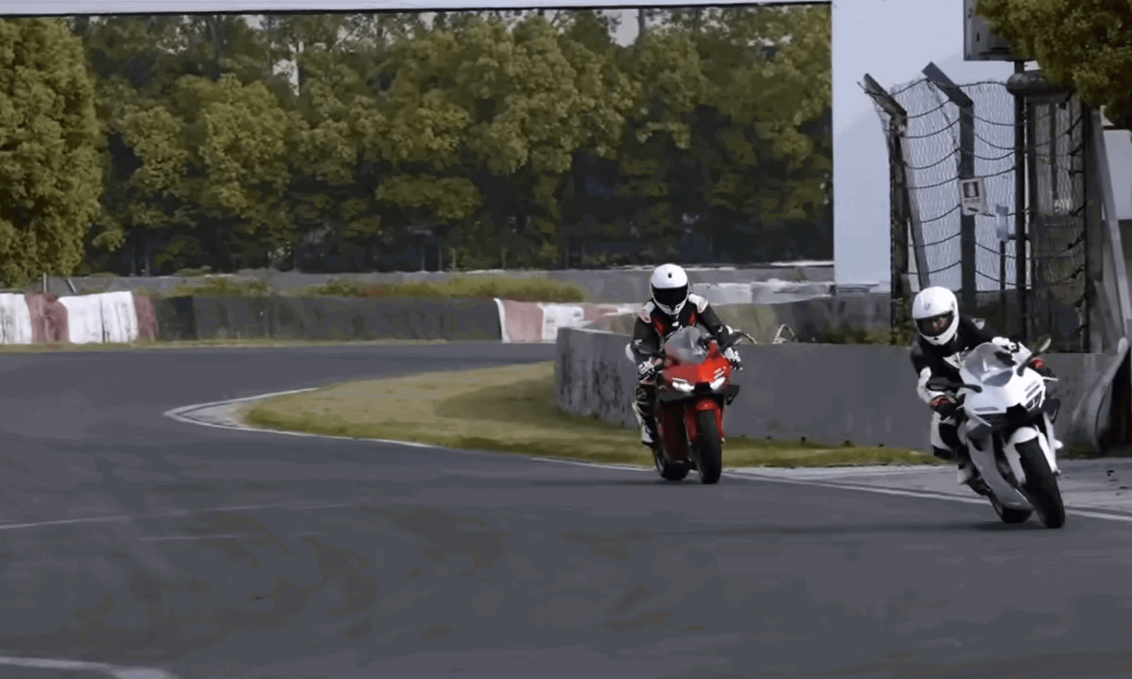 Richard Hammond testing the ZXMoto 820 RR and Ducati Panigale V2