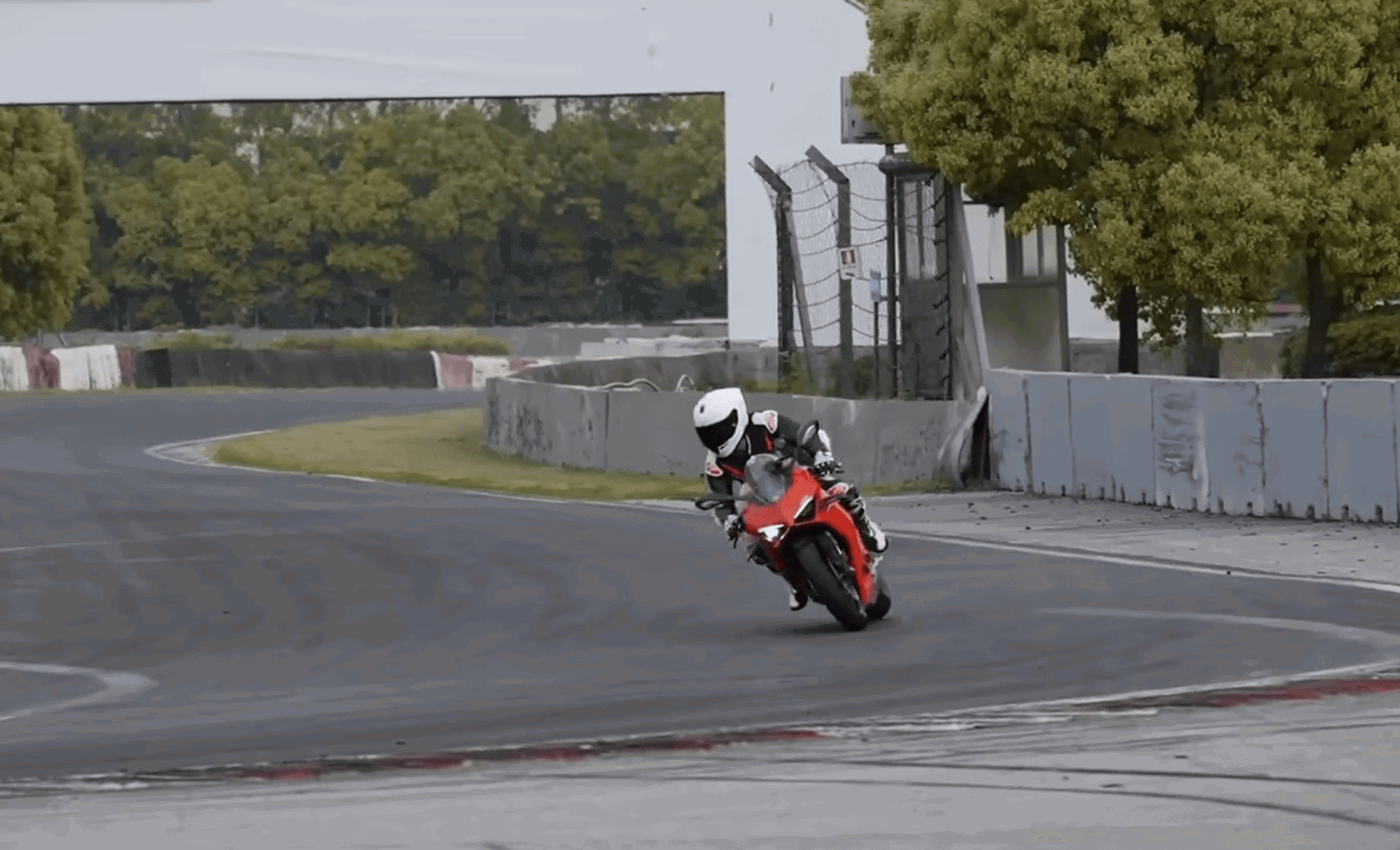 Clarkson: "Hamster you idiot, you have to hang off the bike!!!"