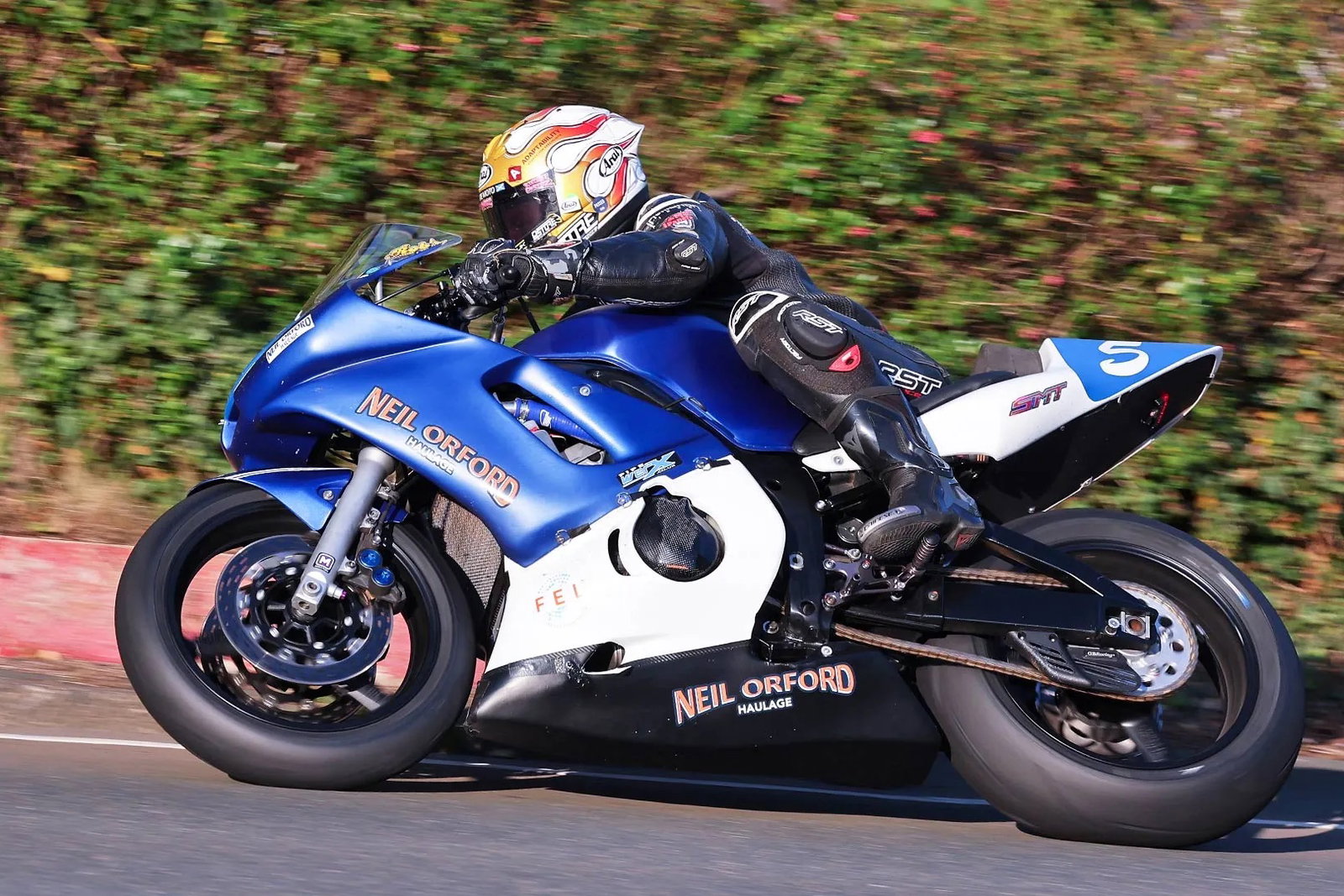 Rob Hodson on his way to winning the inaugural Junior 600 Classic TT race