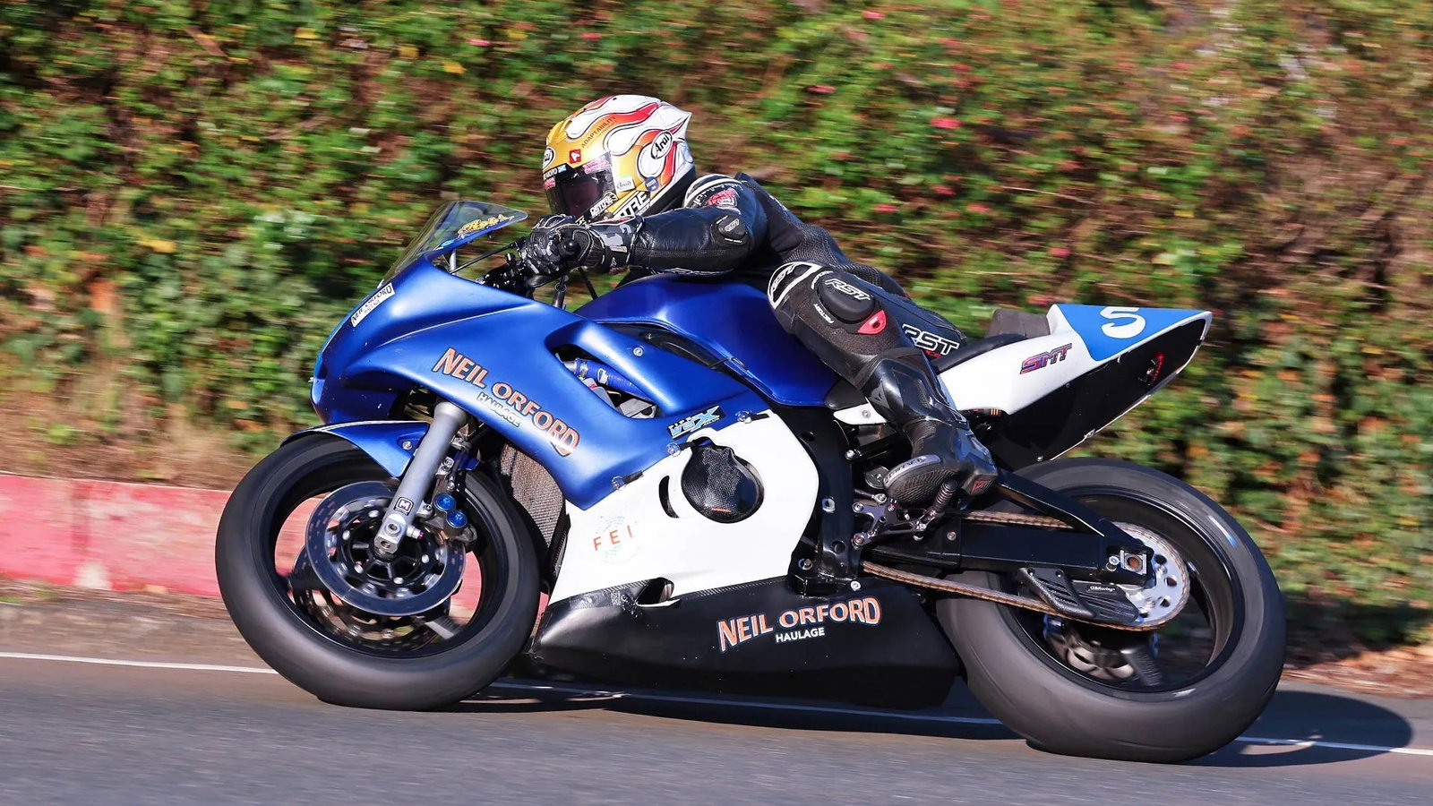 Rob Hodson on his way to winning the inaugural Junior 600 Classic TT race