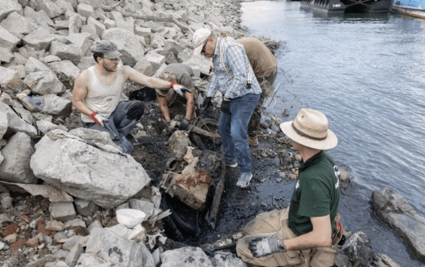 A group of experts removing the motorcycle. Credit: honvedelem.hu.