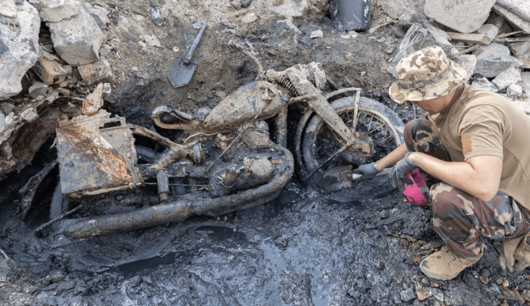The motorcycle remains largely intact. Credit: honvedelem.hu.