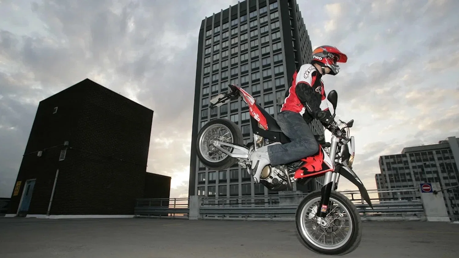 Une Aprilia SXV5.5 effectuant un « stoppie »