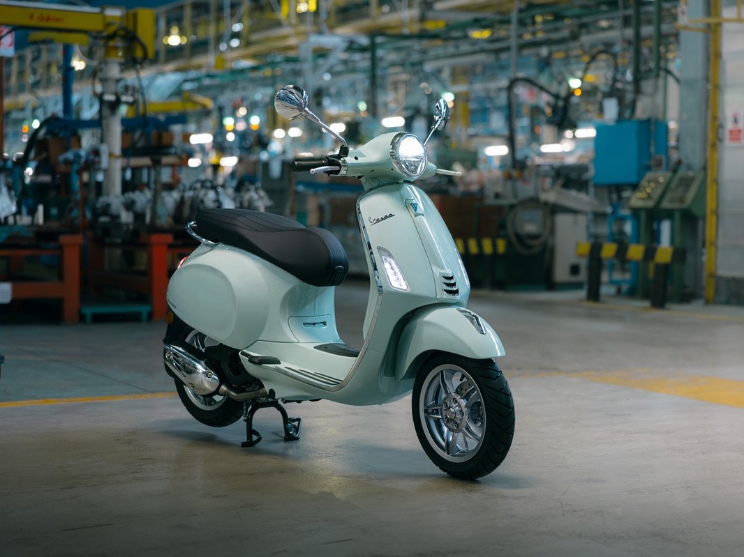 Vespa Primavera 125 scooter.