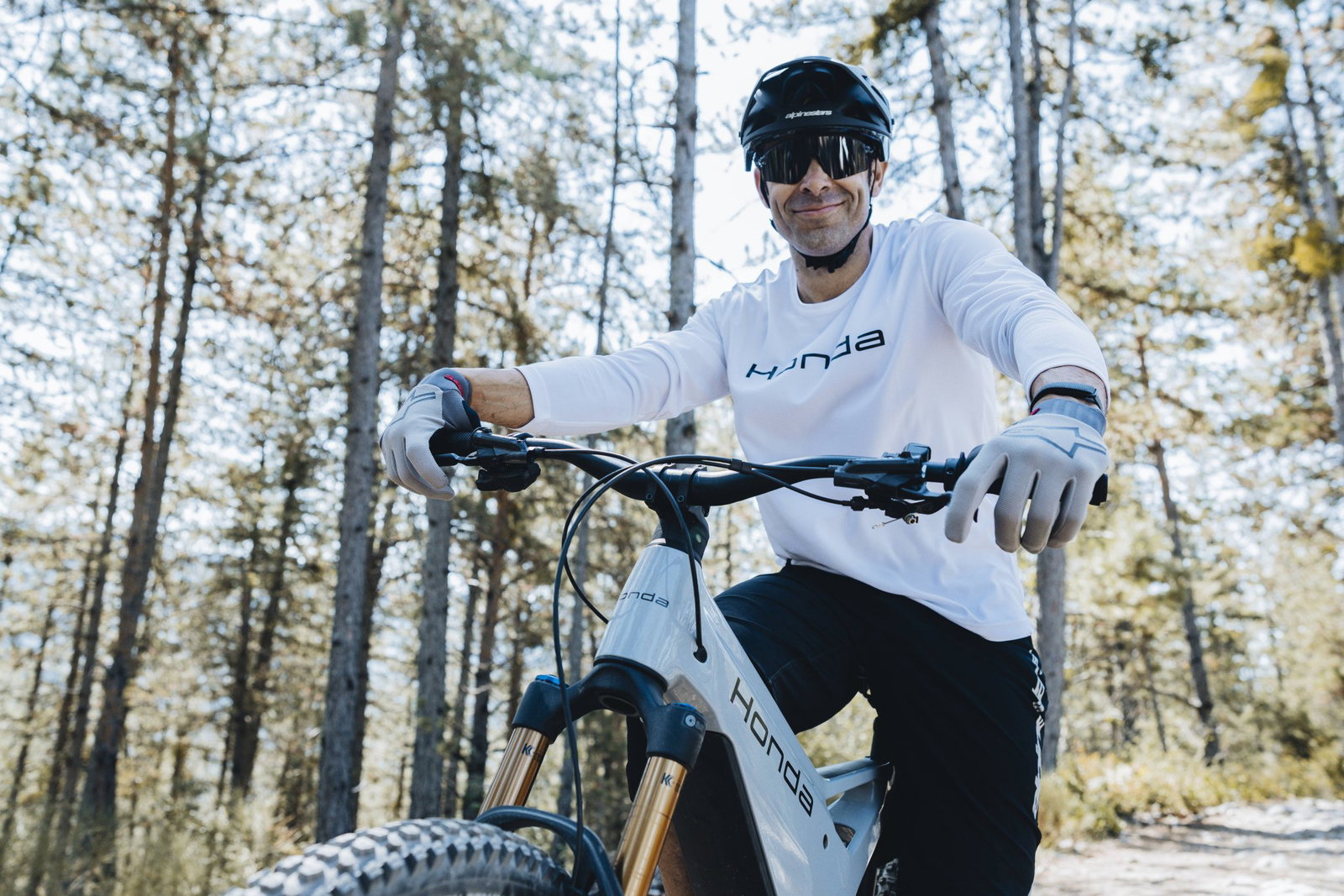 Toni Bou siting on the new e-MTB Prototype mode.