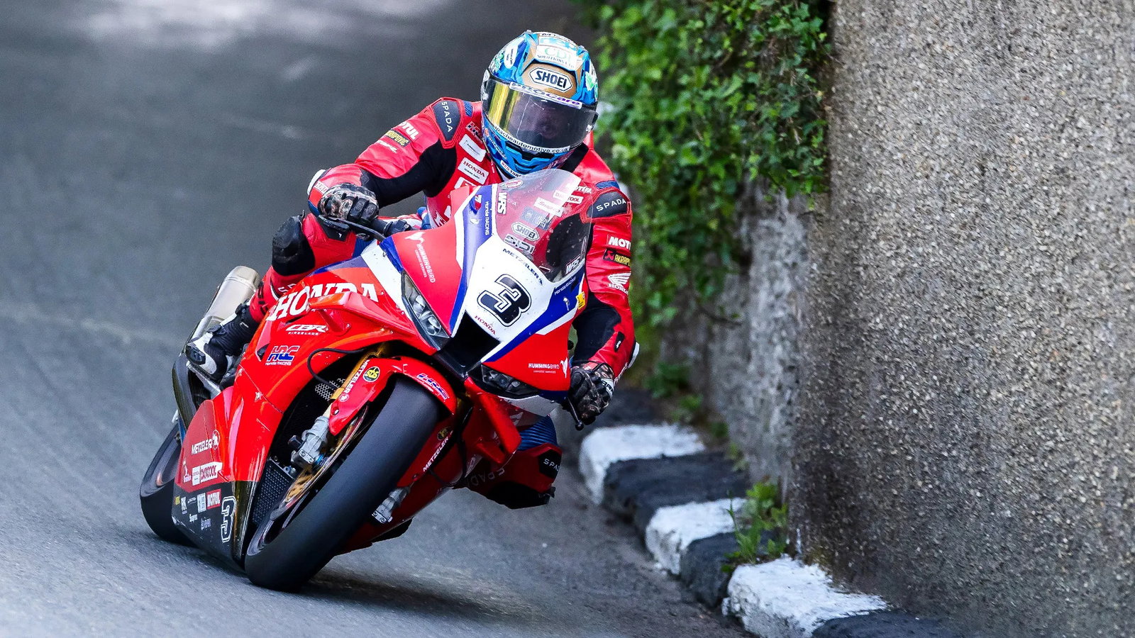 Dean Harrison racing at the TT. Credit: Isle of Man TT.
