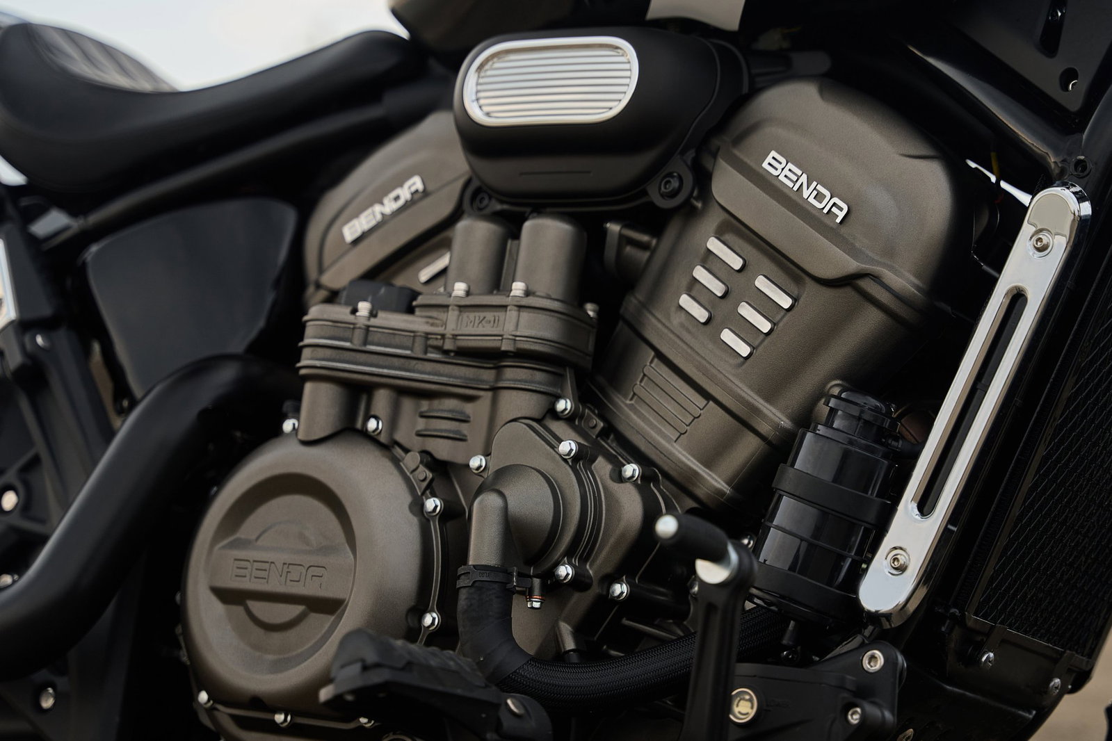 The engine boasts Benda BEC auto-clutch system