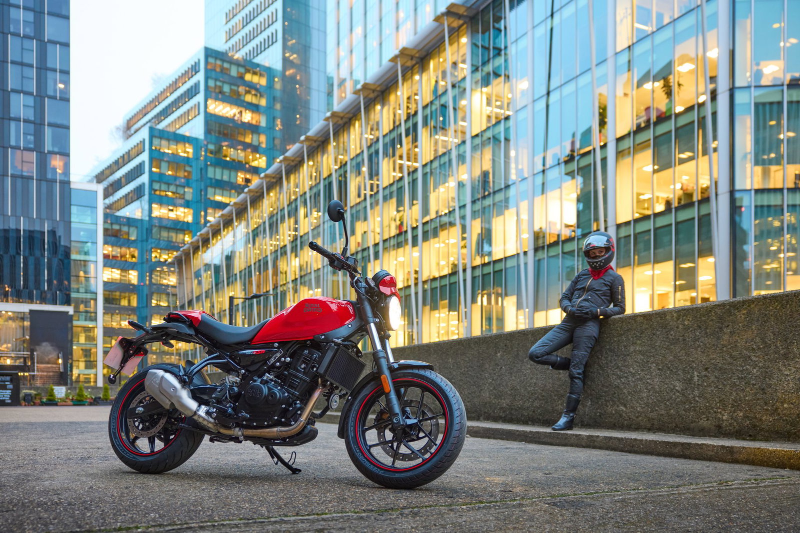 The new Royal Enfield Guerrilla 450 Apex.