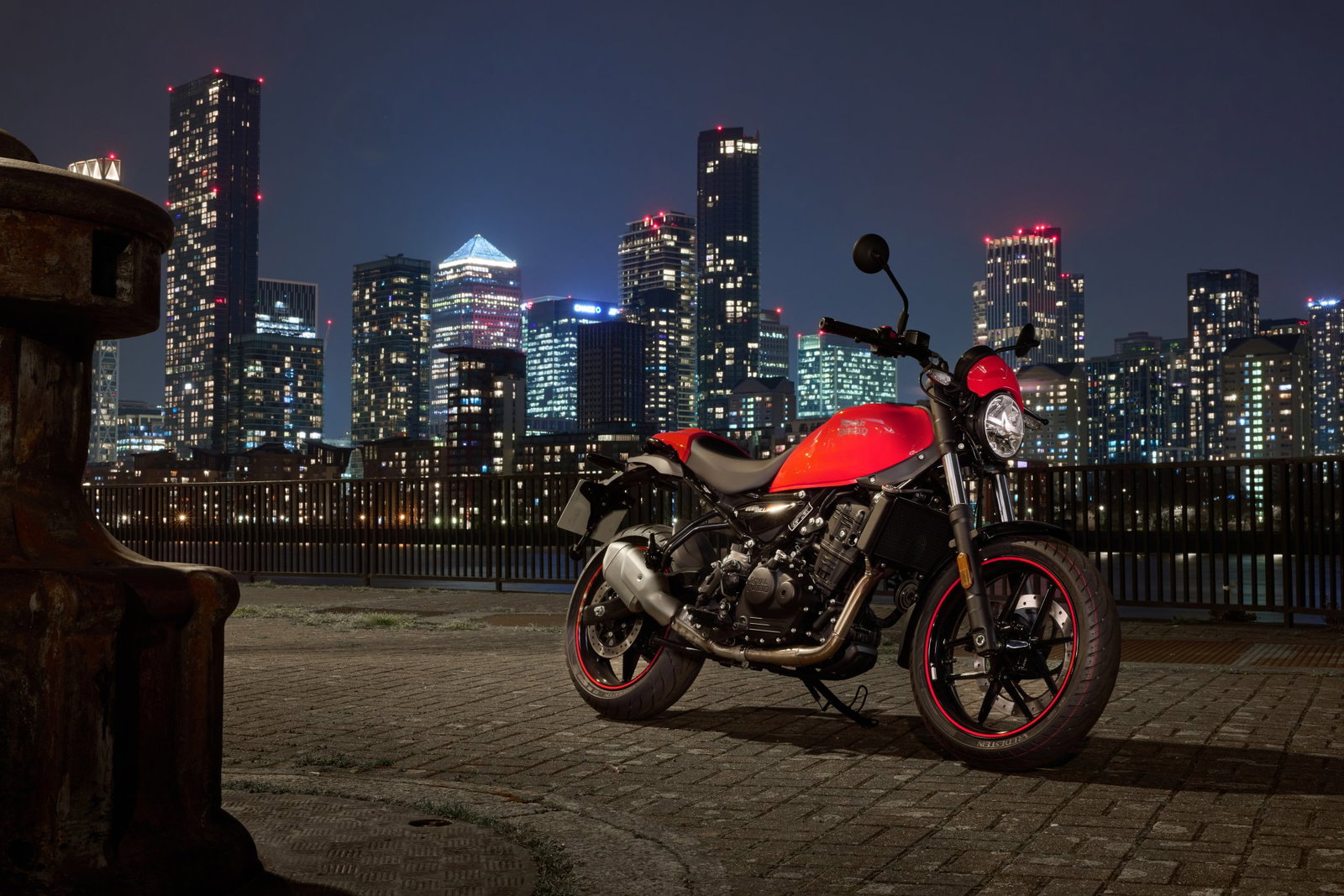Royal Enfield Guerrilla 450 Apex.