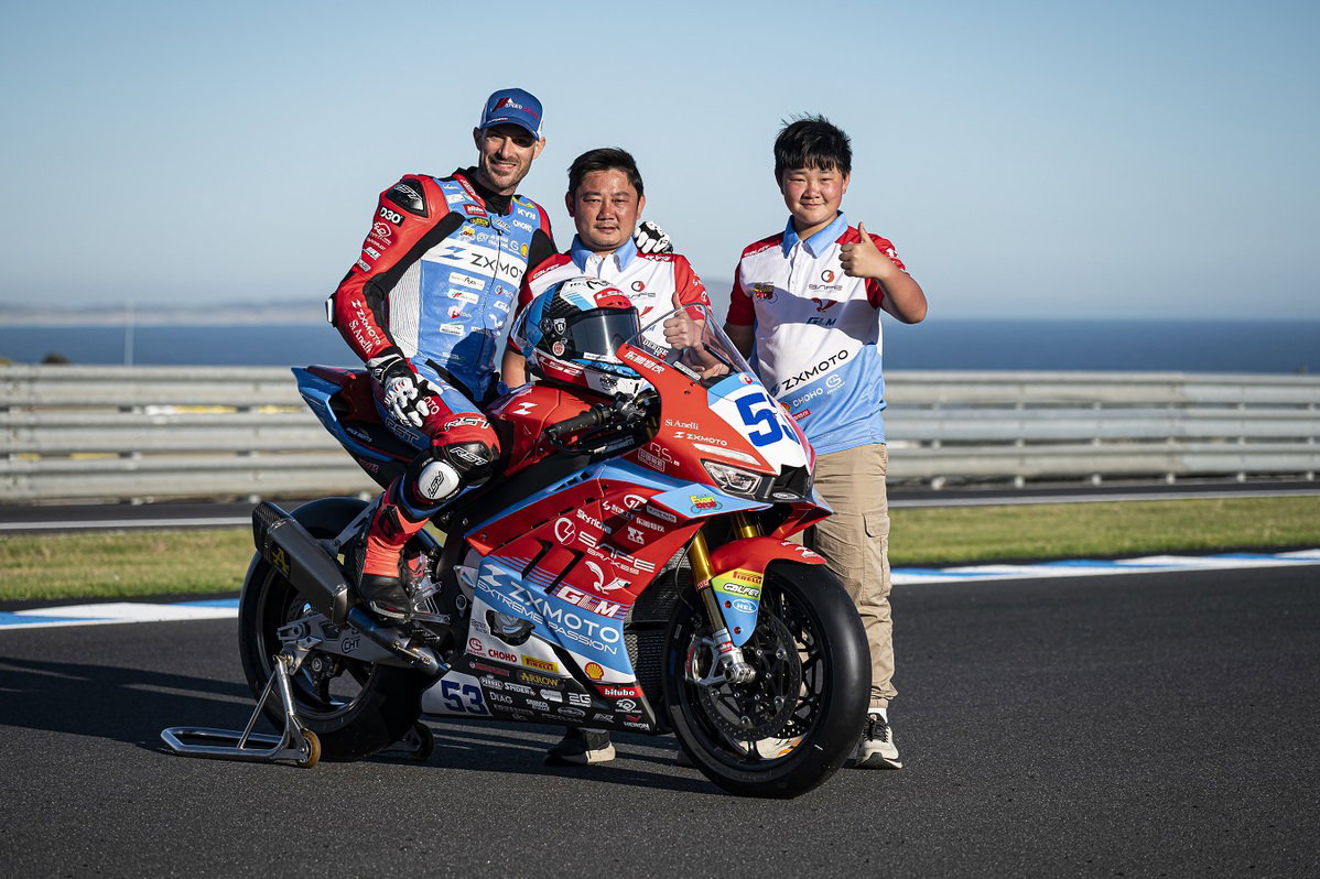 ZXMoto's founder Zhang Xue (centre)