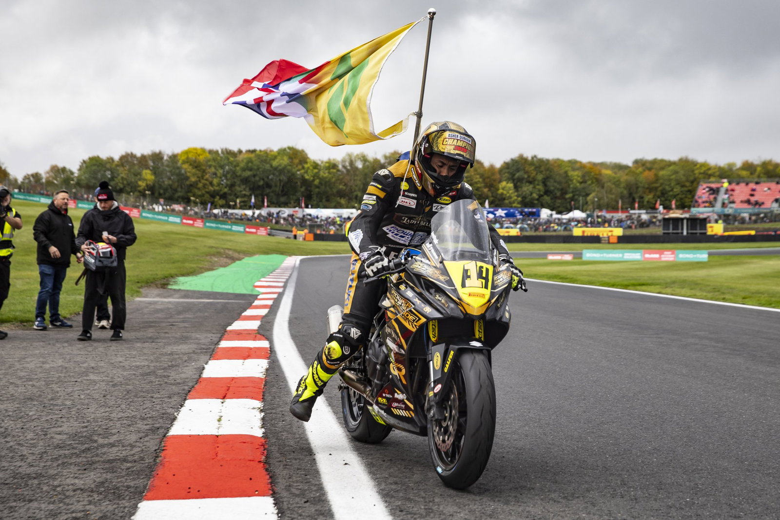 Asher Durham riding a Suzuki GSX-8R at Brands Hatch.