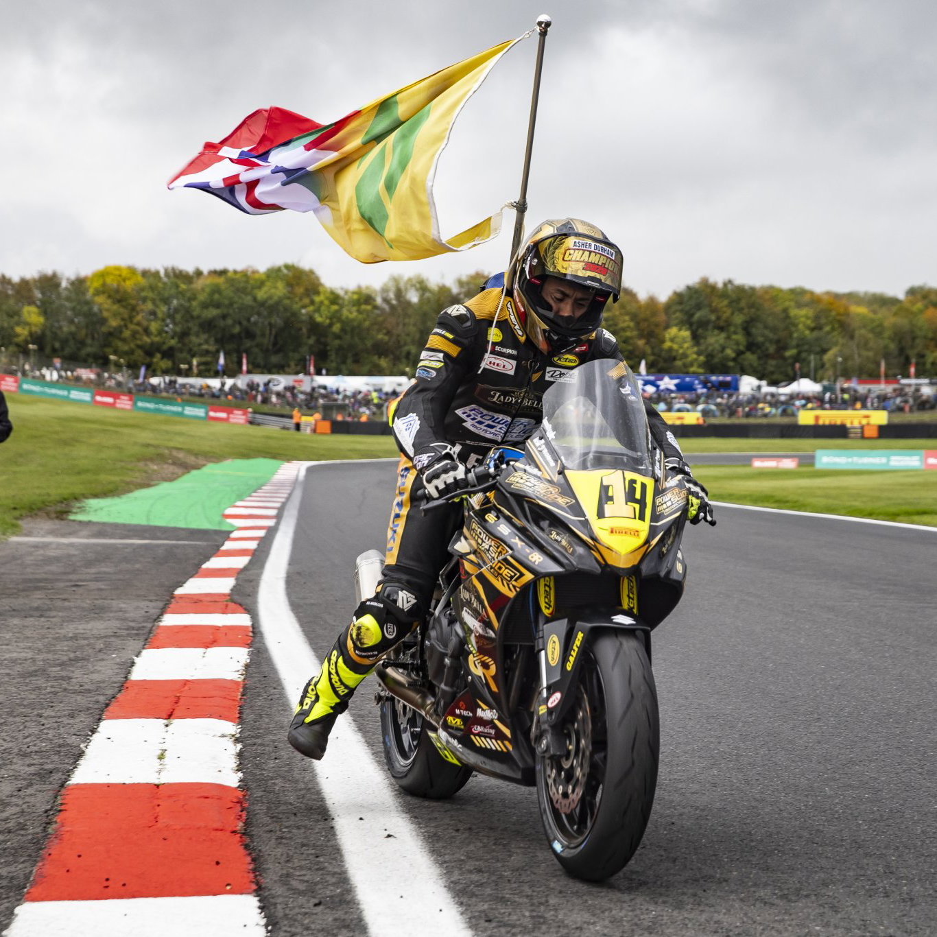 Asher Durham riding a Suzuki GSX-8R at Brands Hatch.