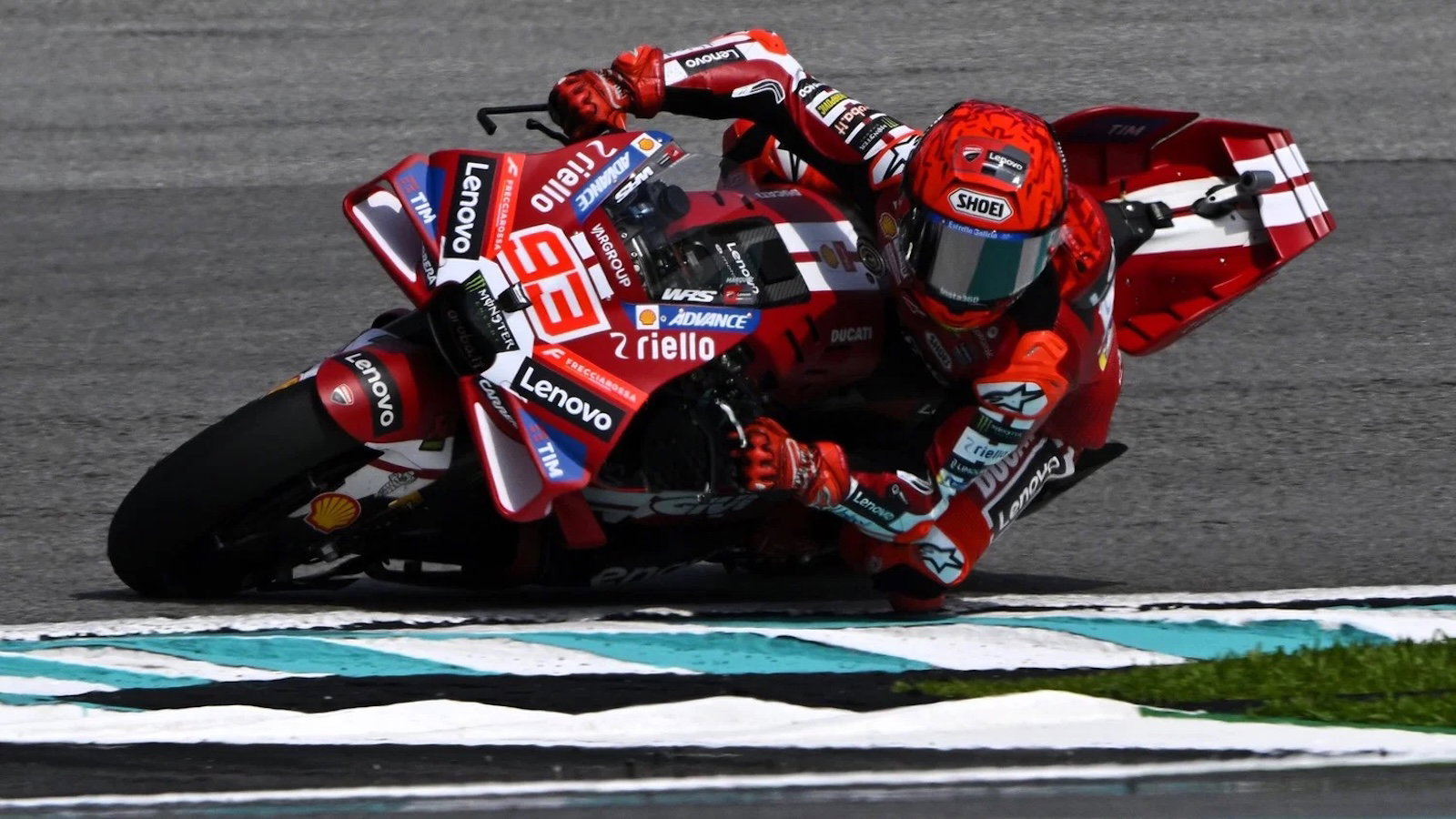 Marc Marquez racing in the Sepang MotoGP Sprint | © Gold and Goose