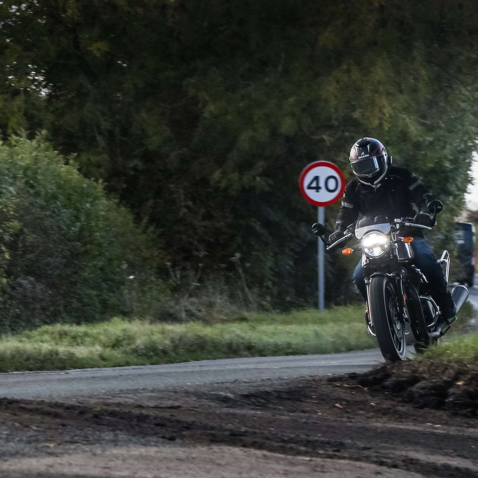 Royal Enfield Continental GT 650 - riding