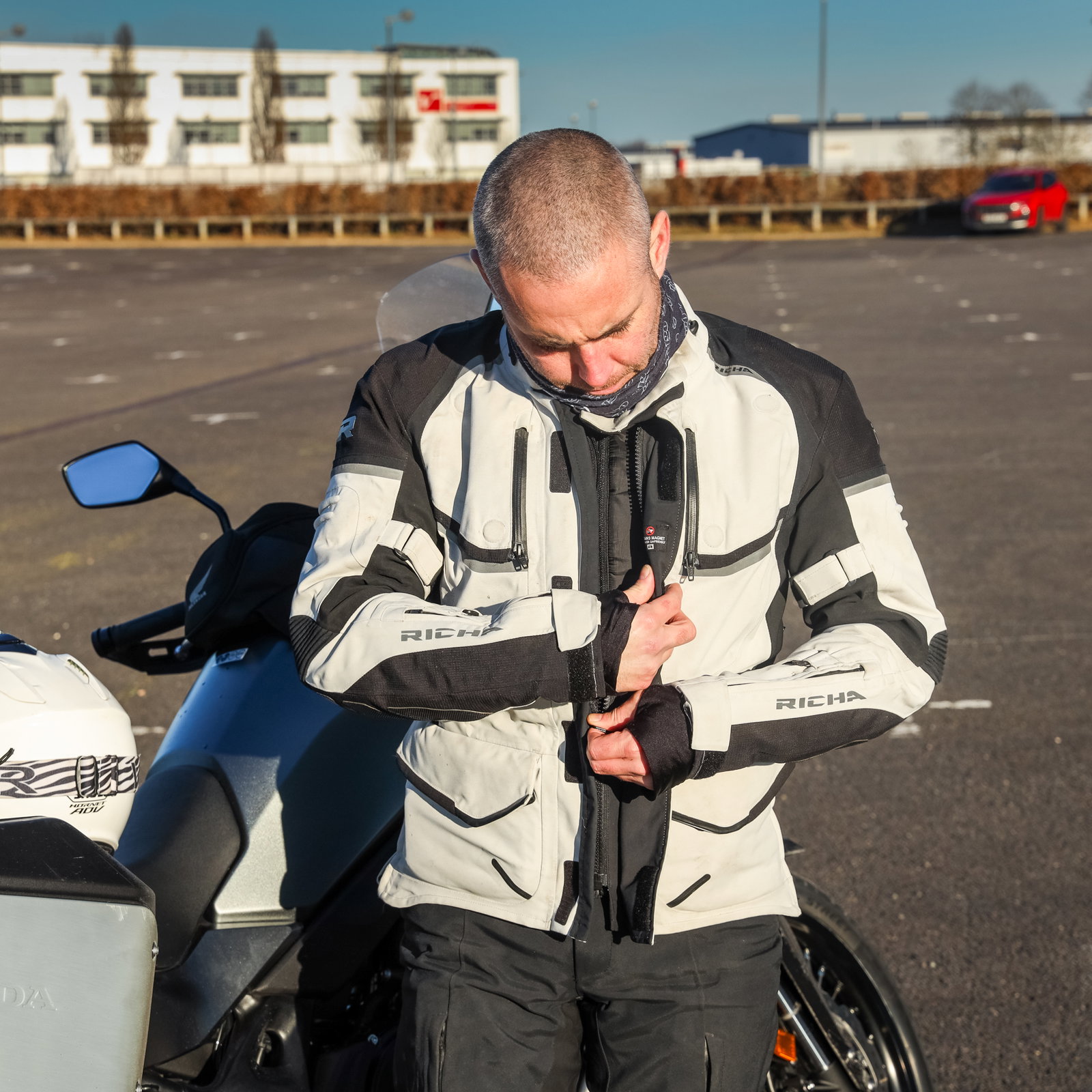 Richa Atlantic jacket - zipping up