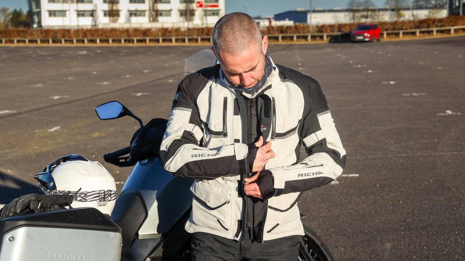 Richa Atlantic jacket - zipping up