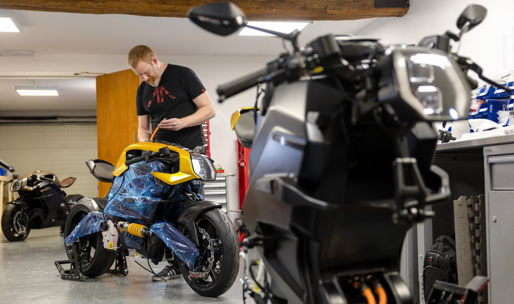 The first Arc Vector bikes are landing with customers | Visordown