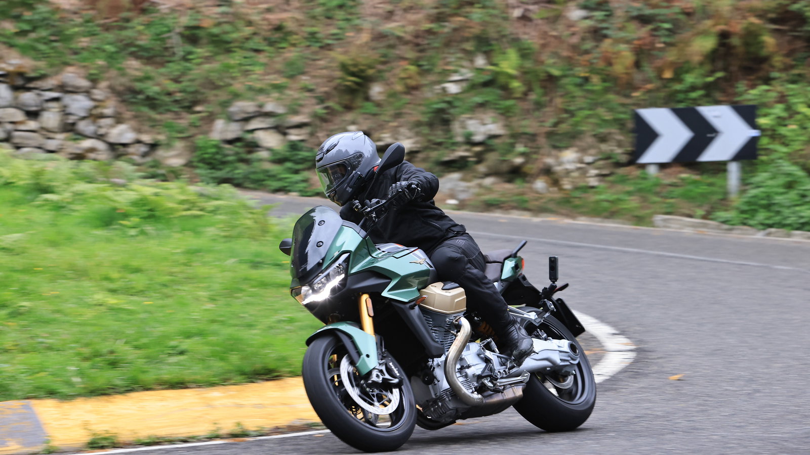 Moto Guzzi V100 Mandello 2023 review