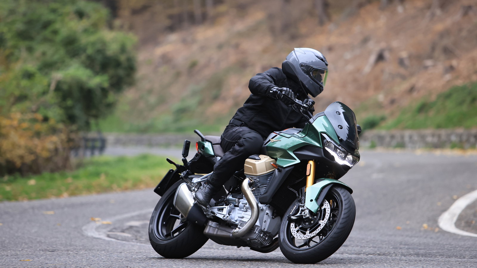 review of the moto guzzi v100 mandello 2023