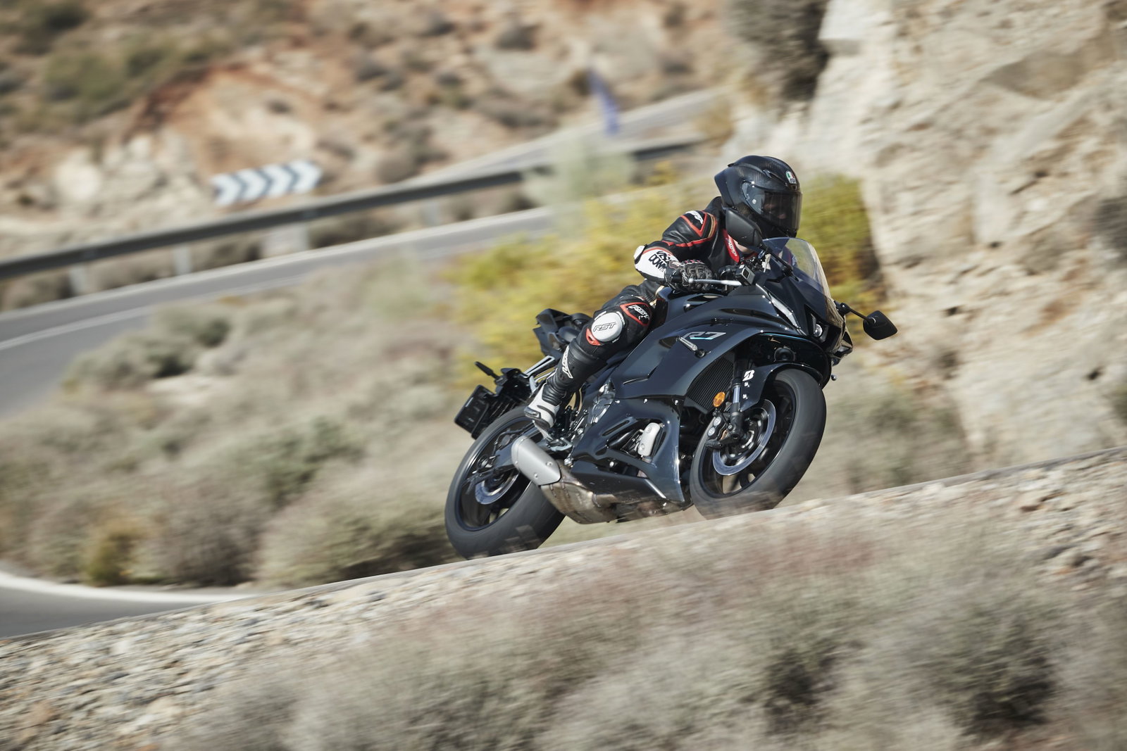Yamaha R7 (2022) review | tested on the road and on the track | Visordown
