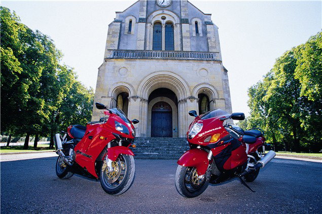 Road Test: Kawasaki ZX-12R vs. Suzuki Hayabusa | Visordown