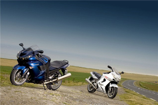 Splitting Heirs: Kawasaki ZZ-R1200 v ZZR1400 | Visordown