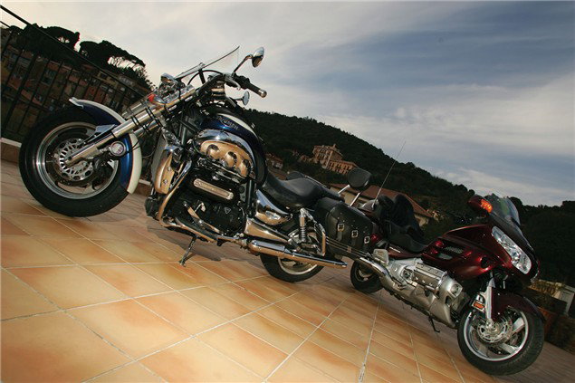 リアライズ Road Test: Honda Goldwing vs. Triumph Rocket III | Visordown