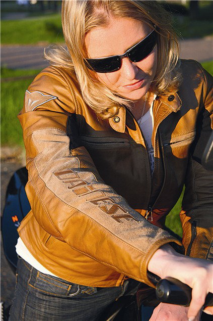 New: Dainese G-Stripes Pelle Lady Jacket | Visordown