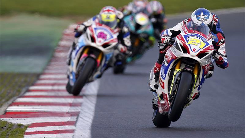 Christian Iddon leads Charlie Nesbitt, 2022 Brands Hatch BSB. - www.suzuki-racing.com