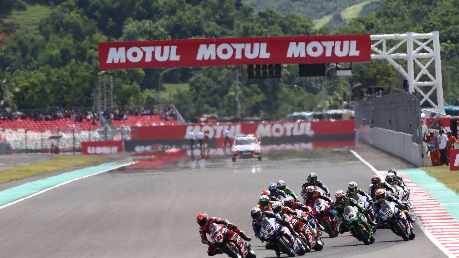 Race start, 2023 Indonesian WorldSBK. - Gold and Goose