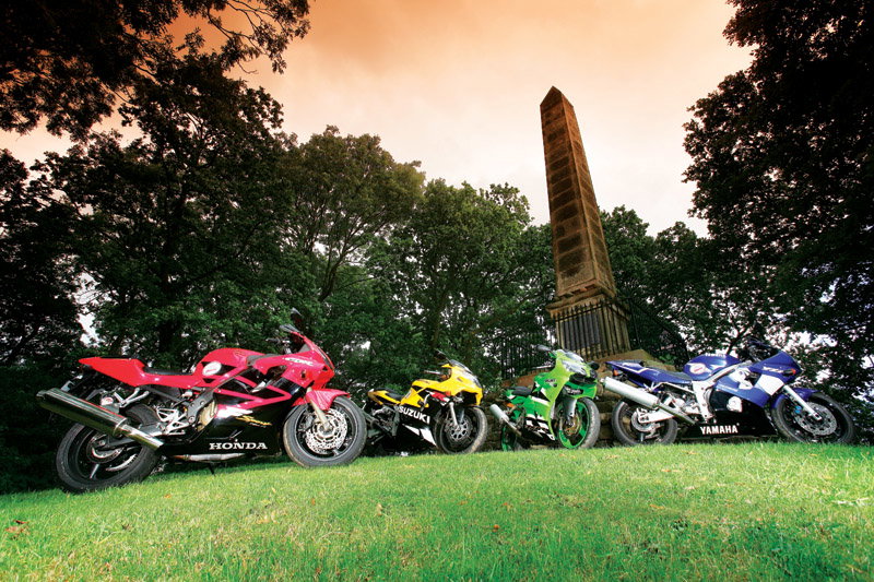Used nakeds: Yamaha Fazer 1000 (2001) V Honda Hornet 900 (2003)
