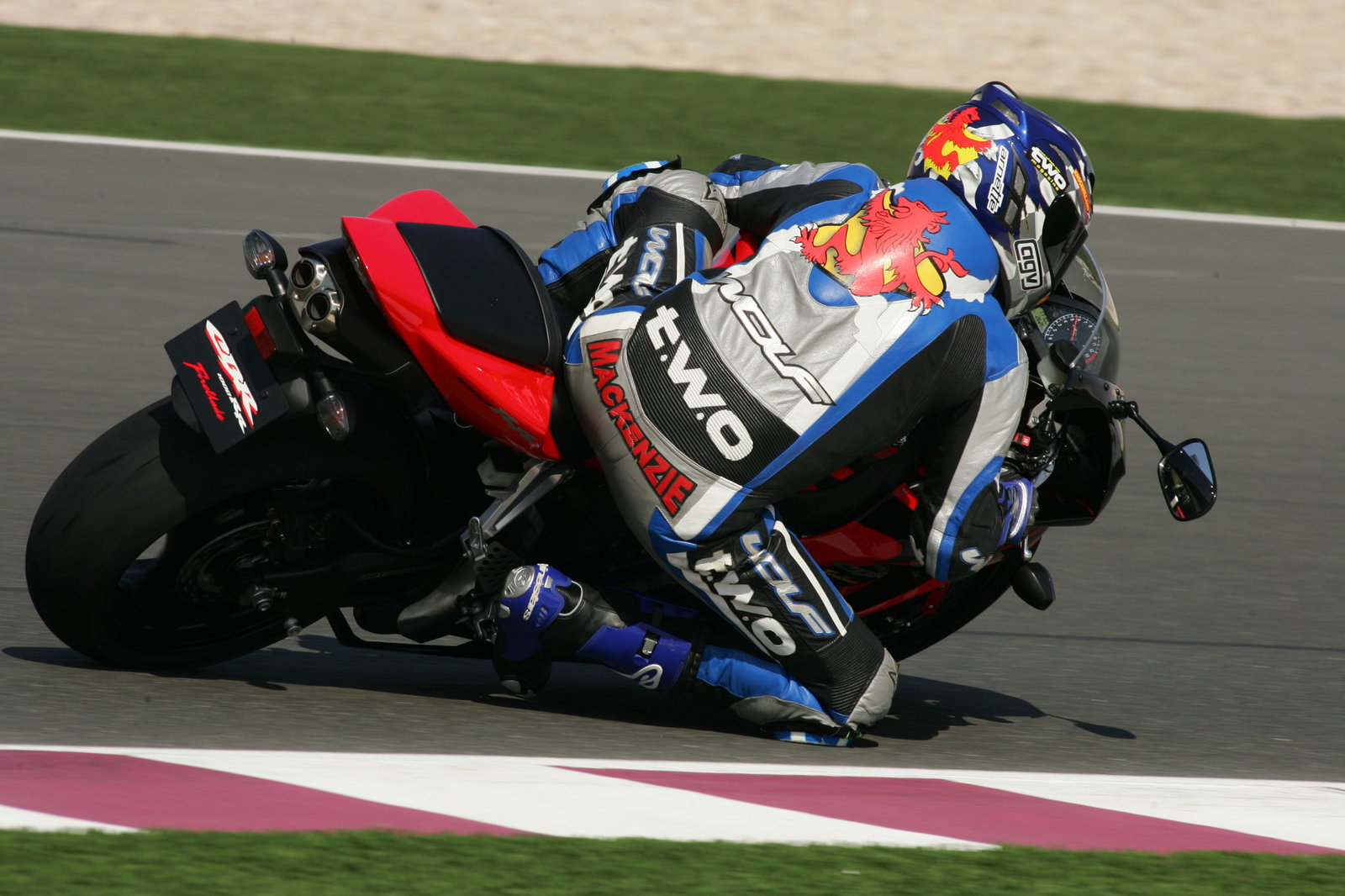 First Ride: 2006 Yamaha YZF-R6 review