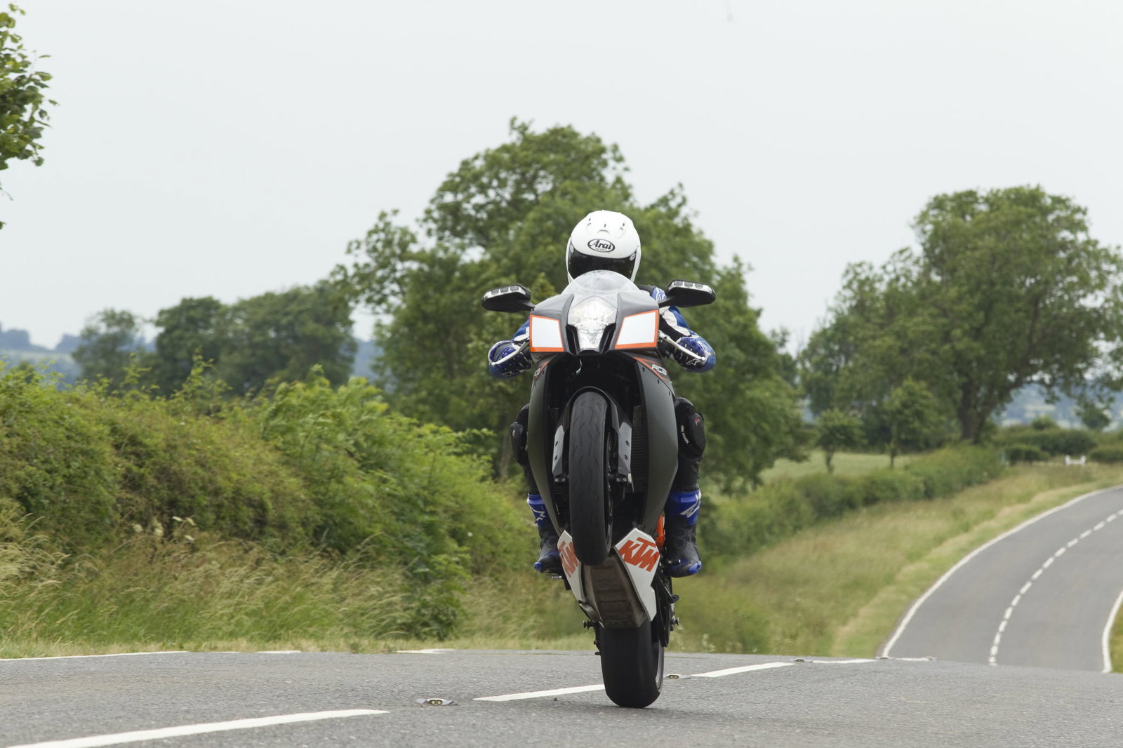 Aprilia RSV4 Factory vs. Cumbria
