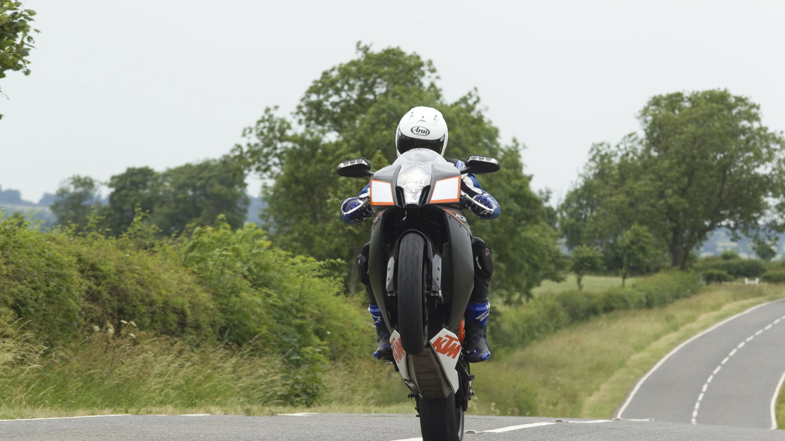 KTM RC8R vs. Corby Glen