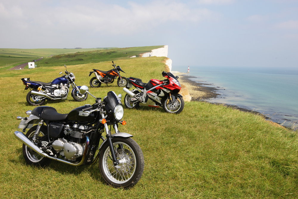 Supersize Me - BMW F800R vs. K1300R