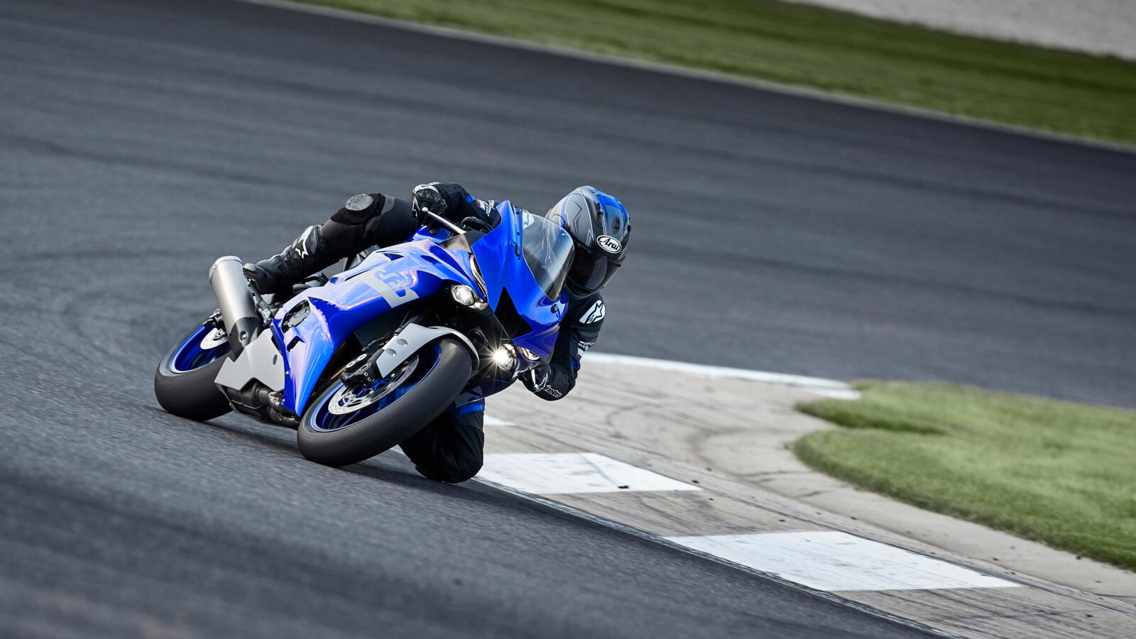 Yamaha R6 taking a corner