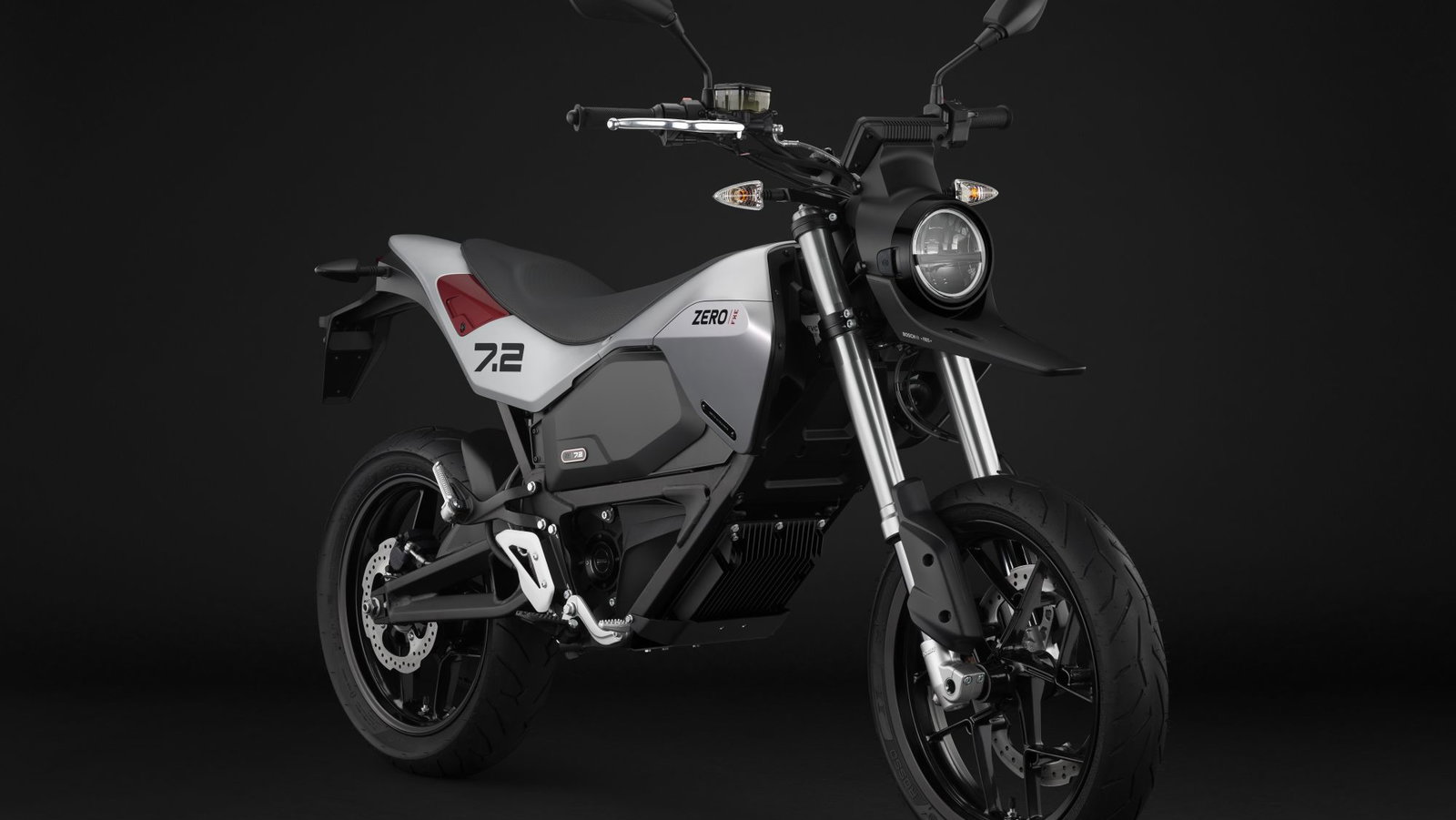 2022_Zero_FXE_SILVER_Front_3-4