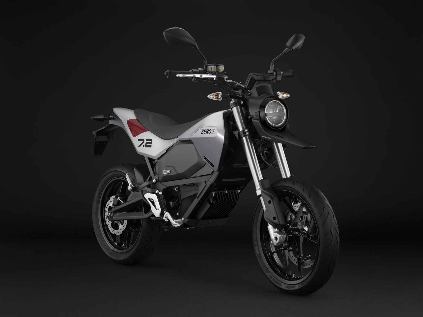 2022_Zero_FXE_SILVER_Front_3-4