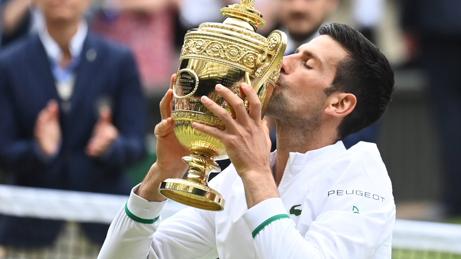 210711-novak-djokovic-trophy-jm-1250.jpg