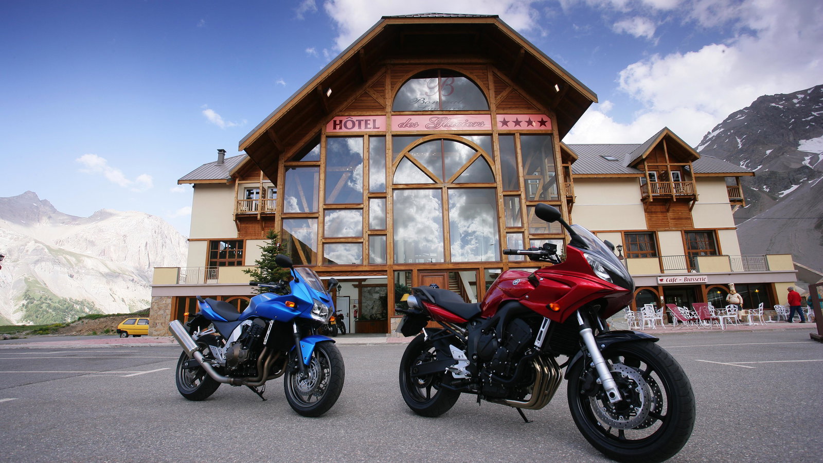 Road Test: Kawasaki Z750S v. Yamaha FZ6 Fazer