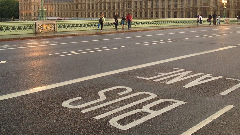 "Bus Lane London" by ytulauratambien, licensed under CC BY-NC-SA 2.0. Copy text
