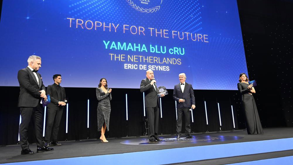 Eric De Seynes collects FIM Award for the Future at 2022 FIM Awards. - Yamaha