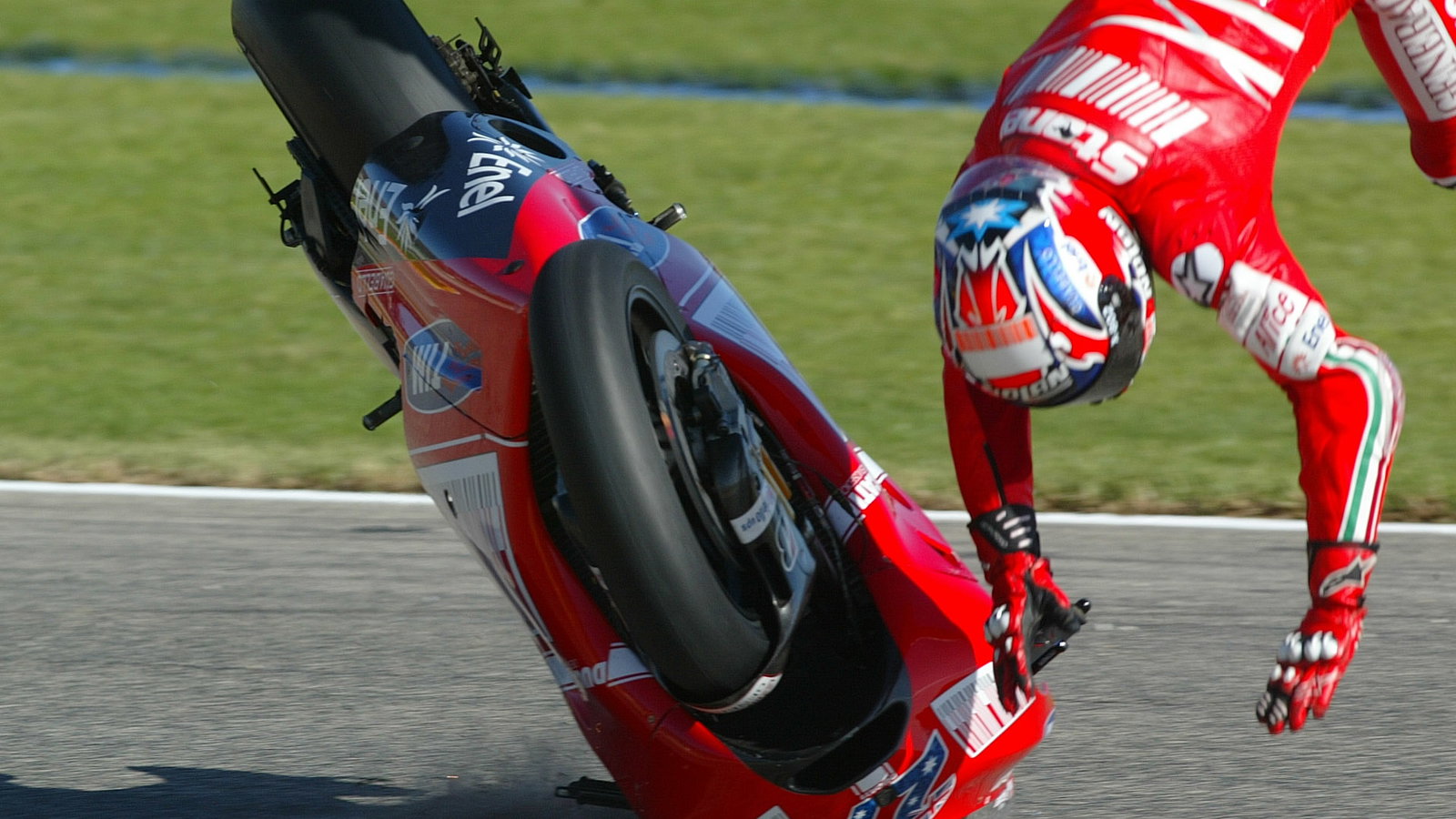 Mugello: Stoner crashes in free practice (1)