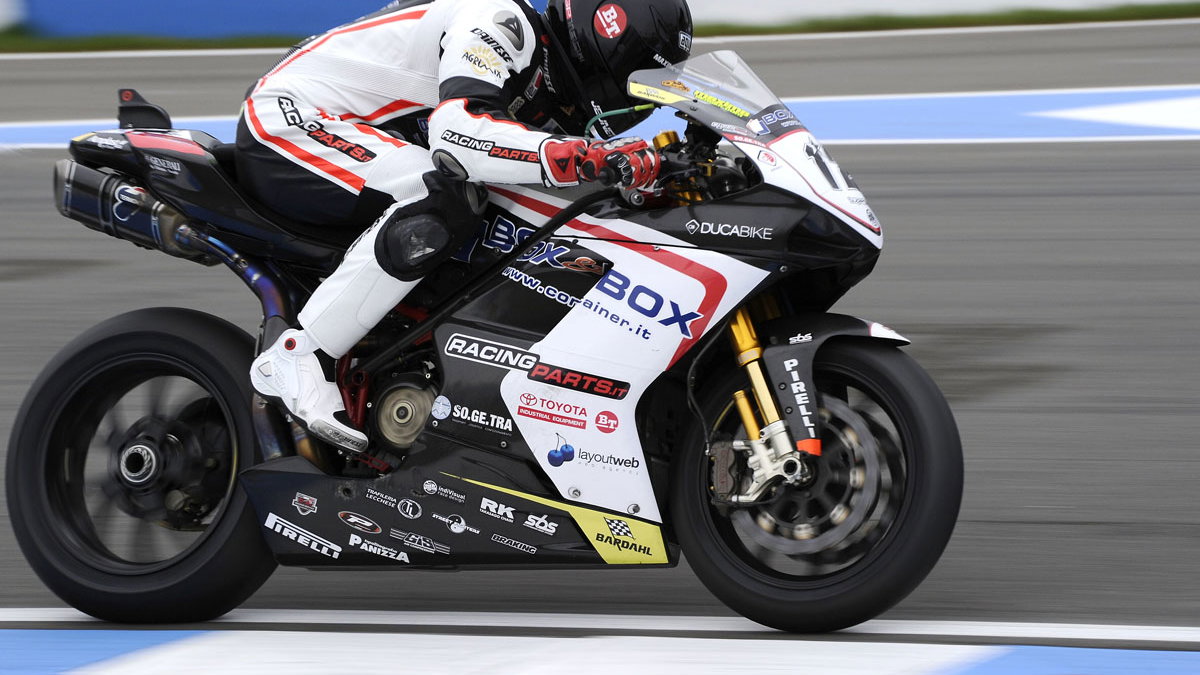 Maxime Berger loses wheel in crash