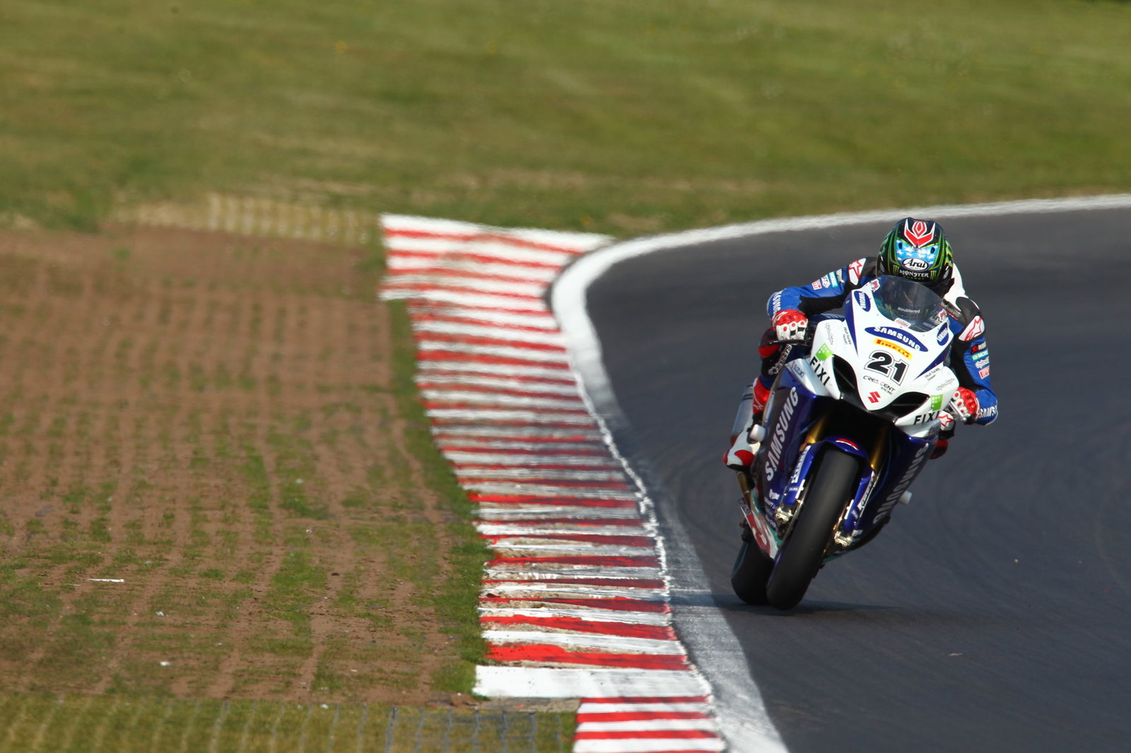 Byrne breaks Brands Hatch lap record